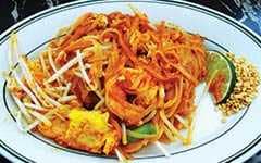 Рестораны и кафе в Таиланде с тайской уличной едой, макашницами и столиками на улице