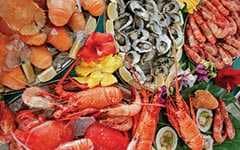 Ресторан с морепродуктами на Пхукете: тайская еда, рыба, креветки и крабы у входа рядом с пляжем