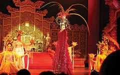 Шоу трансвеститов Simon Cabaret на Пхукете: яркие костюмы, декорации и пародии певцов